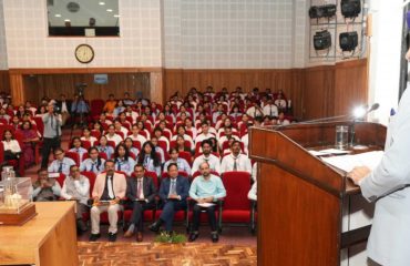राजभवन में पावन चिंतन धारा आश्रम द्वारा संचालित ’’प्रोजेक्ट यूपीएससी’’ का शुभारंभ कार्यक्रम को संबोधित करते हुए राज्यपाल।