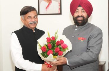 राज्यपाल से से शिष्टाचार भेंट करते हुए प्रधान महालेखाकार (ऑडिट) परविंदर यादव।
