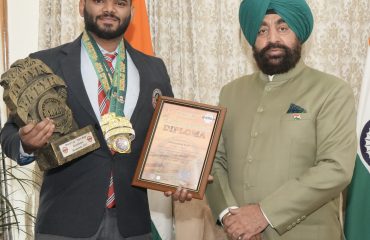 राज्यपाल से शिष्टाचार भेंट करते हुए वेट लिफ्टर श्री मोहम्मद कैफ।