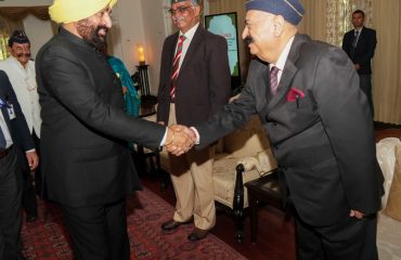 Governor meeting the officials of National Core Group of Rashtriya Sainik Sanstha at Raj Bhawan.