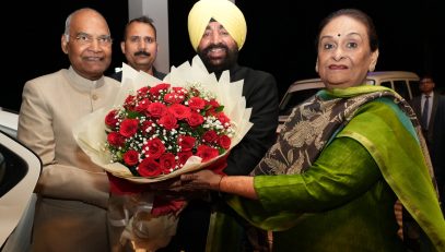 Governor welcoming and felicitating former President Shri Ram Nath Kovind on his arrival at Raj Bhawan.