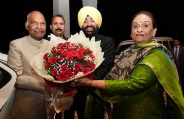 पूर्व राष्ट्रपति श्री रामनाथ कोविंद का राजभवन पहुंचने पर स्वागत और अभिनन्दन करते हुए राज्यपाल।