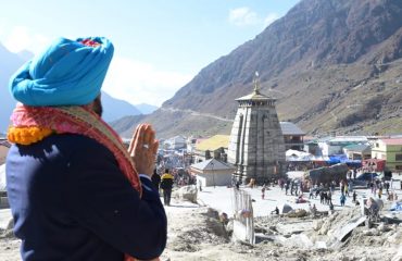 केदारनाथ धाम में बाबा केदार के दर्शन करते हुए राज्यपाल।