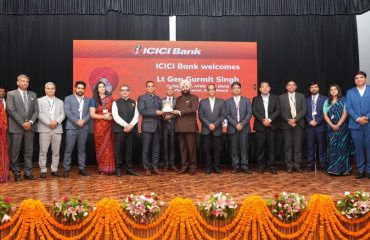 Governor presenting a memento to an official of ICICI Bank at the seminar.