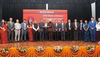 Governor presenting a memento to an official of ICICI Bank at the seminar.