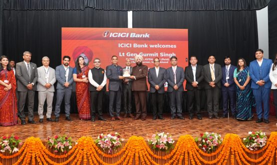 Governor presenting a memento to an official of ICICI Bank at the seminar.