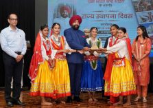 Governor felicitating the artists of various cultural programs.;?>