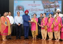 Governor felicitating the artists of various cultural programs.;?>