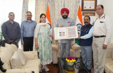 Governor unveiling the “TB Seal”, a public awareness campaign against TB by the TB Association of Uttarakhand.