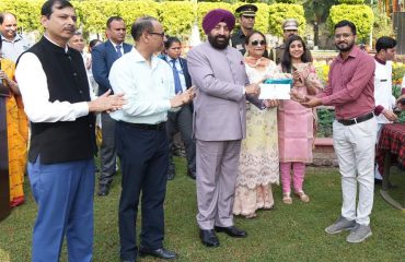 The Governor presenting gifts to the Raj Bhawan employees.