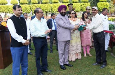 The Governor presenting gifts to the Raj Bhawan employees.