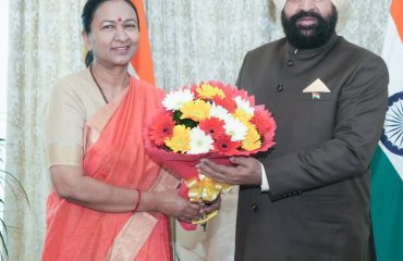 राज्यपाल से शिष्टाचार भेंट कर दीपावली की शुभकामनाएं देती हुईं मुख्य सचिव श्रीमती राधा रतूड़ी।