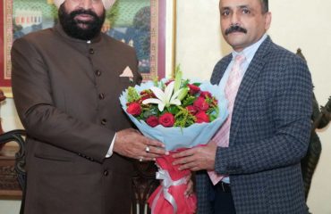 DGP Abhinav Kumar paying a courtesy visit to the Governor and extending his wishes for Deepawali.