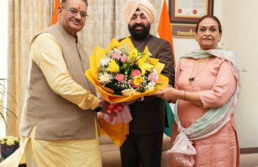 राज्यपाल से शिष्टाचार भेंट कर दीपावली की शुभकामनाएं देते हुए कैबिनेट मंत्री श्री गणेश जोशी।