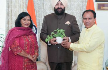 राज्यपाल से शिष्टाचार भेंट कर दीपावली की शुभकामनाएं देते हुए कैबिनेट मंत्री डॉ. धन सिंह रावत।