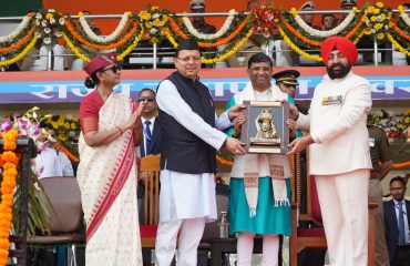 लोक गायक प्रीतम भर्तवाण को ’’उत्तराखण्ड गौरव सम्मान पुरस्कार’’ से सम्मानित करते हुए राज्यपाल एवं मुखमंत्री।