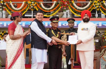 भारत के चीफ ऑफ डिफेंस स्टाफ जनरल अनिल चौहान को ’’उत्तराखण्ड गौरव सम्मान पुरस्कार’’ से सम्मानित करते हुए राज्यपाल एवं मुखमंत्री।