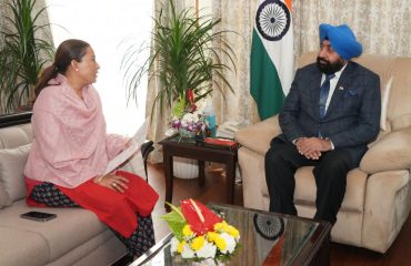 Cabinet Minister Mrs. Rekha Arya paying a courtesy call on the Governor.