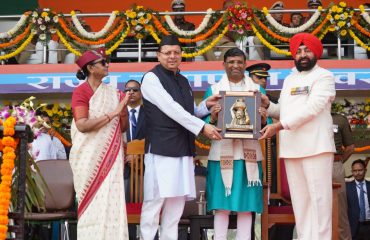 Governor and Chief Minister honoring folk singer Pritam Bhartwan with the 