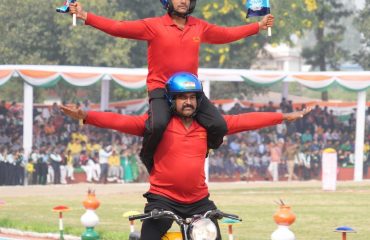 Police personnel showing special courage display in the program organized at Police Line, Dehradun on the occasion of State Foundation Day.