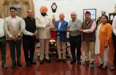 Governor presenting a replica of the Kedarnath temple to the office bearers of the Dhaad organisation on the occasion of the programme.