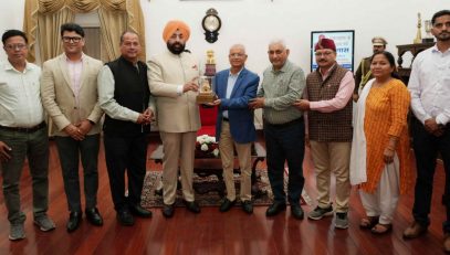 Governor presenting a replica of the Kedarnath temple to the office bearers of the Dhaad organisation on the occasion of the programme.