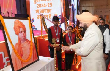 परेड ग्राउंड, देहरादून में आयोजित ‘‘उत्तराखण्ड राज्य स्तरीय युवा महोत्सव 2024-25’’ के समापन समारोह शुभारंभ करते हुए राज्यपाल।