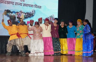 Artists of cultural groups performing folk dance on the occasion of Tribal Pride Day and Jharkhand State Foundation Day at Raj Bhawan.