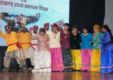 Artists of cultural groups performing folk dance on the occasion of Tribal Pride Day and Jharkhand State Foundation Day at Raj Bhawan.;?>