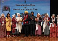 Governor felicitating artists of cultural groups on the occasion of the program.;?>