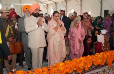 Governor offering prayers at the Gurudwara located at Race Course, Dehradun on the occasion of 555th Prakash Parv of Guru Nanak Dev Ji.