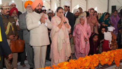 Governor offering prayers at the Gurudwara located at Race Course, Dehradun on the occasion of 555th Prakash Parv of Guru Nanak Dev Ji.