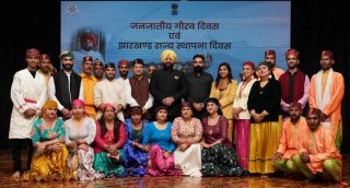 राजभवन में जनजातीय गौरव दिवस एवं झारखण्ड राज्य स्थापना दिवस के अवसर पर सांस्कृतिक दलों के कलाकारों के साथ राज्यपाल।