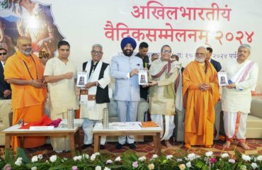 Governor felicitating eminent scholars of Vedas at the All India Vedic Conference-2024.