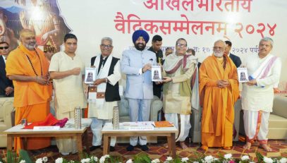 Governor felicitating eminent scholars of Vedas at the All India Vedic Conference-2024.