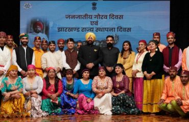 Governor with artists of cultural groups on the occasion of Tribal Pride Day and Jharkhand State Foundation Day at Raj Bhawan.