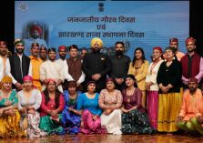 Governor with artists of cultural groups on the occasion of Tribal Pride Day and Jharkhand State Foundation Day at Raj Bhawan.;?>