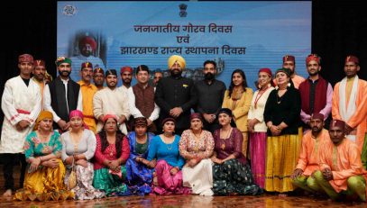 Governor with artists of cultural groups on the occasion of Tribal Pride Day and Jharkhand State Foundation Day at Raj Bhawan.