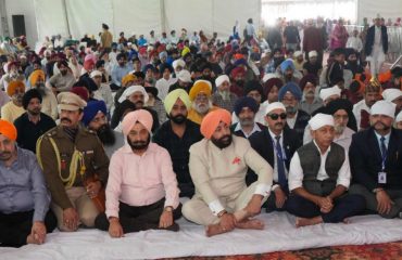 Governor interacting with the people at the Gurudwara located at Race Course, Dehradun on the occasion of 555th Prakash Parv of Guru Nanak Dev Ji.