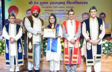 Governor awarding medals and degrees to students at the convocation.