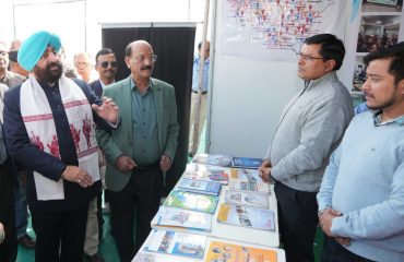 विश्वविद्यालय के परिसर में लगाई गई विज्ञान और प्रौद्योगिकी प्रदर्शनी का अवलोकन करते हुए राज्यपाल।