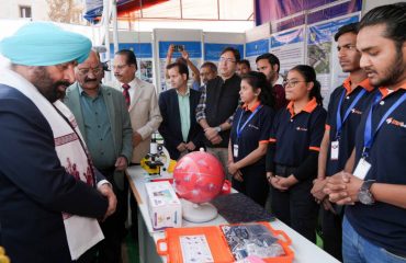 विश्वविद्यालय के परिसर में लगाई गई विज्ञान और प्रौद्योगिकी प्रदर्शनी का अवलोकन करते हुए राज्यपाल।