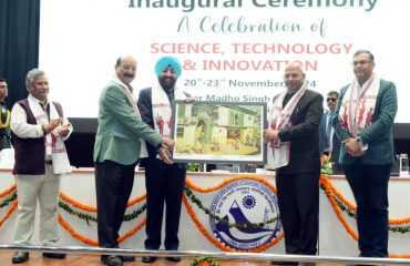 राज्यपाल को देहरादून अंतर्राष्ट्रीय विज्ञान एवं प्रौद्योगिकी महोत्सव-2024 के उद्घाटन समारोह में पेंटिंग फोटो फ्रेम भेंट करते हुए कुलपति प्रो. ओंकार सिंह।