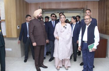नई दिल्ली के चाणक्यपुरी में नवनिर्मित उत्तराखण्ड राज्य अतिथि गृह ‘उत्तराखण्ड निवास’ का भ्रमण कर अधिकारियों से जानकारी प्राप्त प्राप्त करते हुए राज्यपाल।
