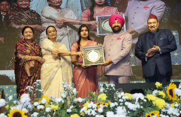 Governor felicitating a lady in Hans Foundation.