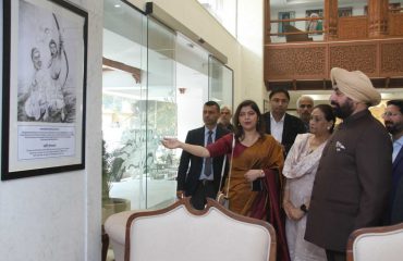 नई दिल्ली के चाणक्यपुरी में नवनिर्मित उत्तराखण्ड राज्य अतिथि गृह ‘उत्तराखण्ड निवास’ का भ्रमण कर अधिकारियों से जानकारी प्राप्त प्राप्त करते हुए राज्यपाल।