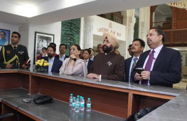 नई दिल्ली के चाणक्यपुरी में नवनिर्मित उत्तराखण्ड राज्य अतिथि गृह ‘उत्तराखण्ड निवास’ का भ्रमण कर अधिकारियों से जानकारी प्राप्त प्राप्त करते हुए राज्यपाल।