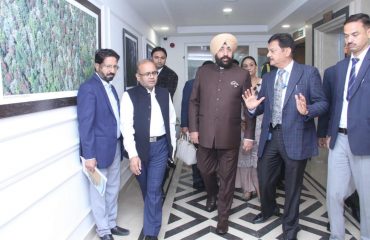 नई दिल्ली के चाणक्यपुरी में नवनिर्मित उत्तराखण्ड राज्य अतिथि गृह ‘उत्तराखण्ड निवास’ का भ्रमण कर अधिकारियों से जानकारी प्राप्त प्राप्त करते हुए राज्यपाल।