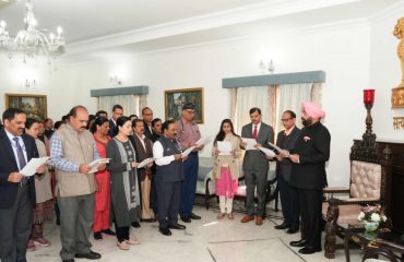 संविधान दिवस की 75वीं वर्षगांठ के अवसर पर अधिकारियों एवं कर्मचारियों को संविधान में निहित कर्तव्यों एवं दायित्वों की शपथ दिलाते हुए राज्यपाल।