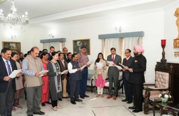 संविधान दिवस की 75वीं वर्षगांठ के अवसर पर अधिकारियों एवं कर्मचारियों को संविधान में निहित कर्तव्यों एवं दायित्वों की शपथ दिलाते हुए राज्यपाल।